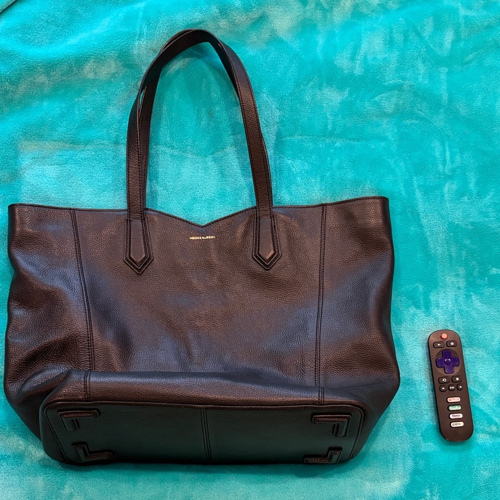 Hook & Albert Elegant Black Leather Tote